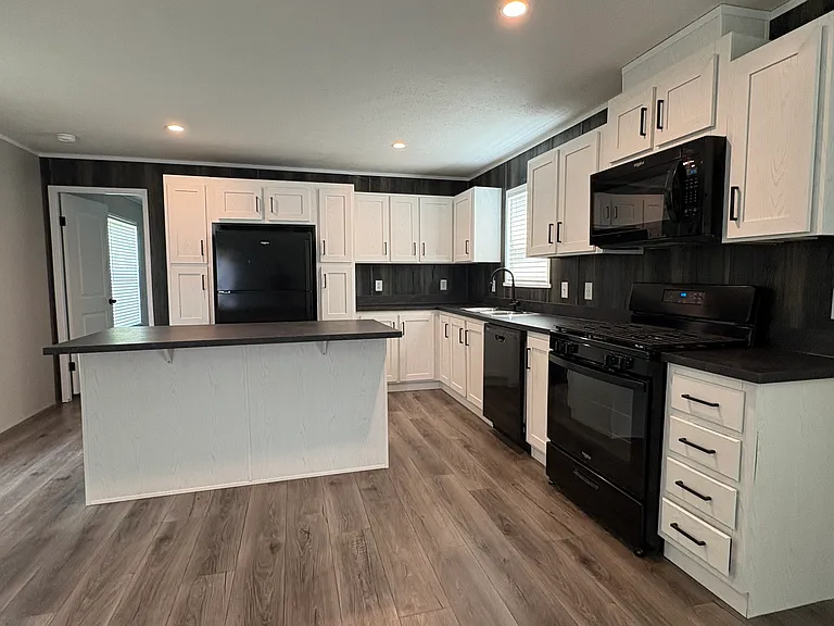 588 Hamilton St — Photo 1