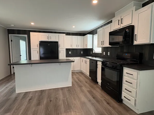 588 Hamilton St, Mount Morris, MI 48458