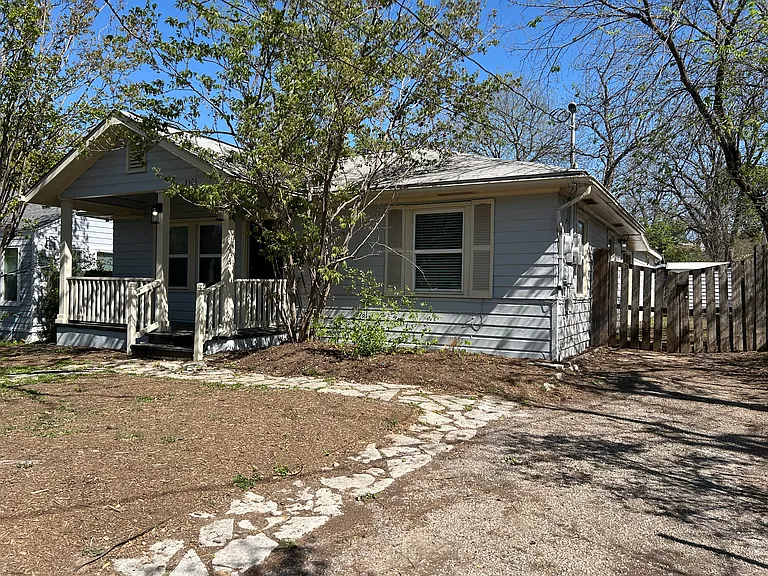 3303 Hollywood Ave — Photo 2