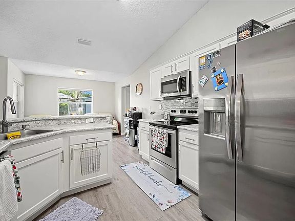 3rd image of 23 Ryecrest Ln
