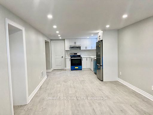 4th image of 228 Silverbirch Dr