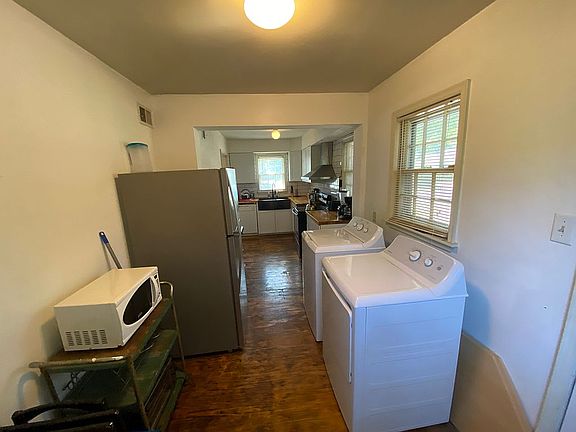 3rd image of 1118 Robin Hood Ln
