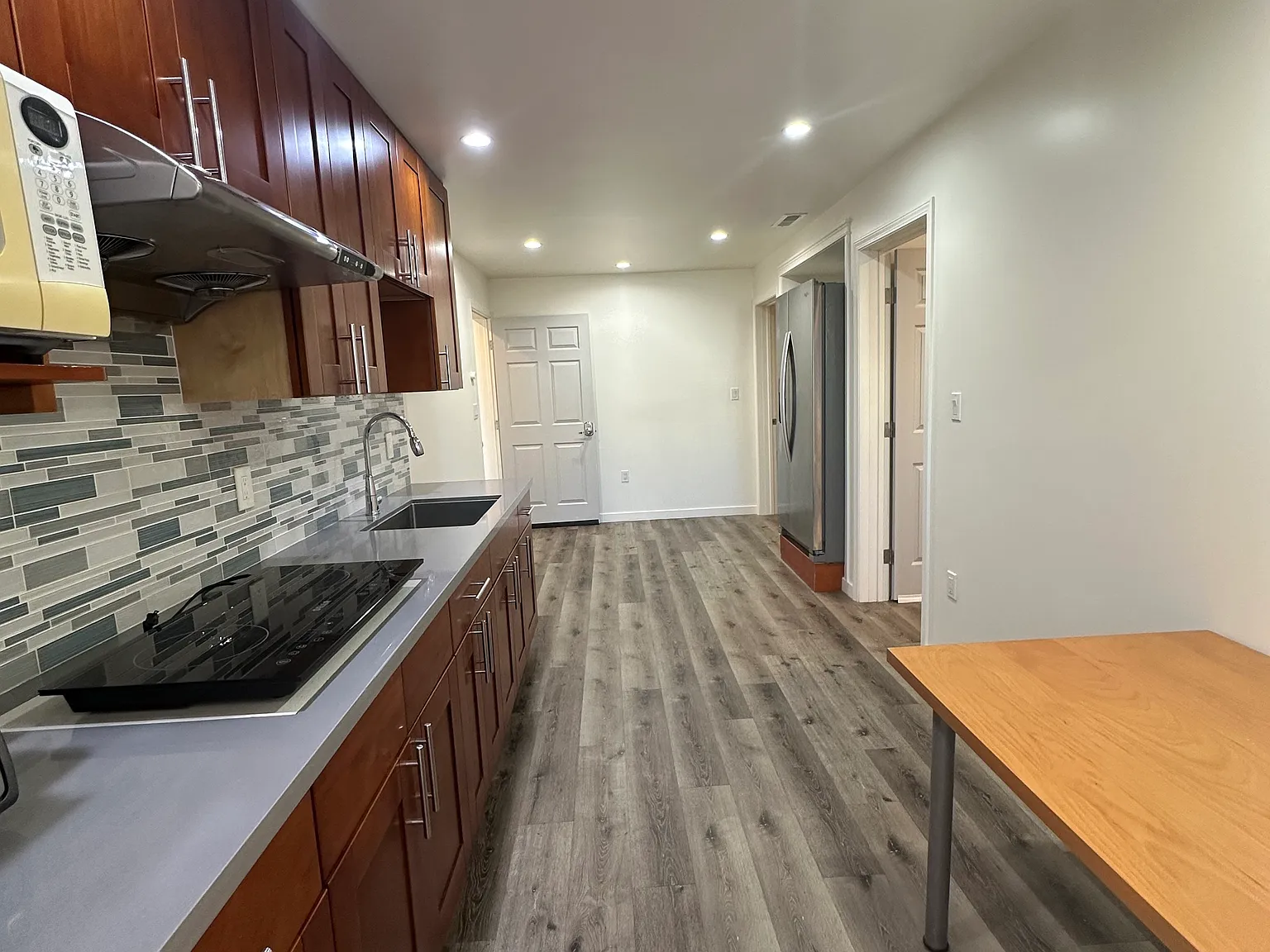 2 bed, 2.0 bath, 650 sqft, $4,000 — Photo 3