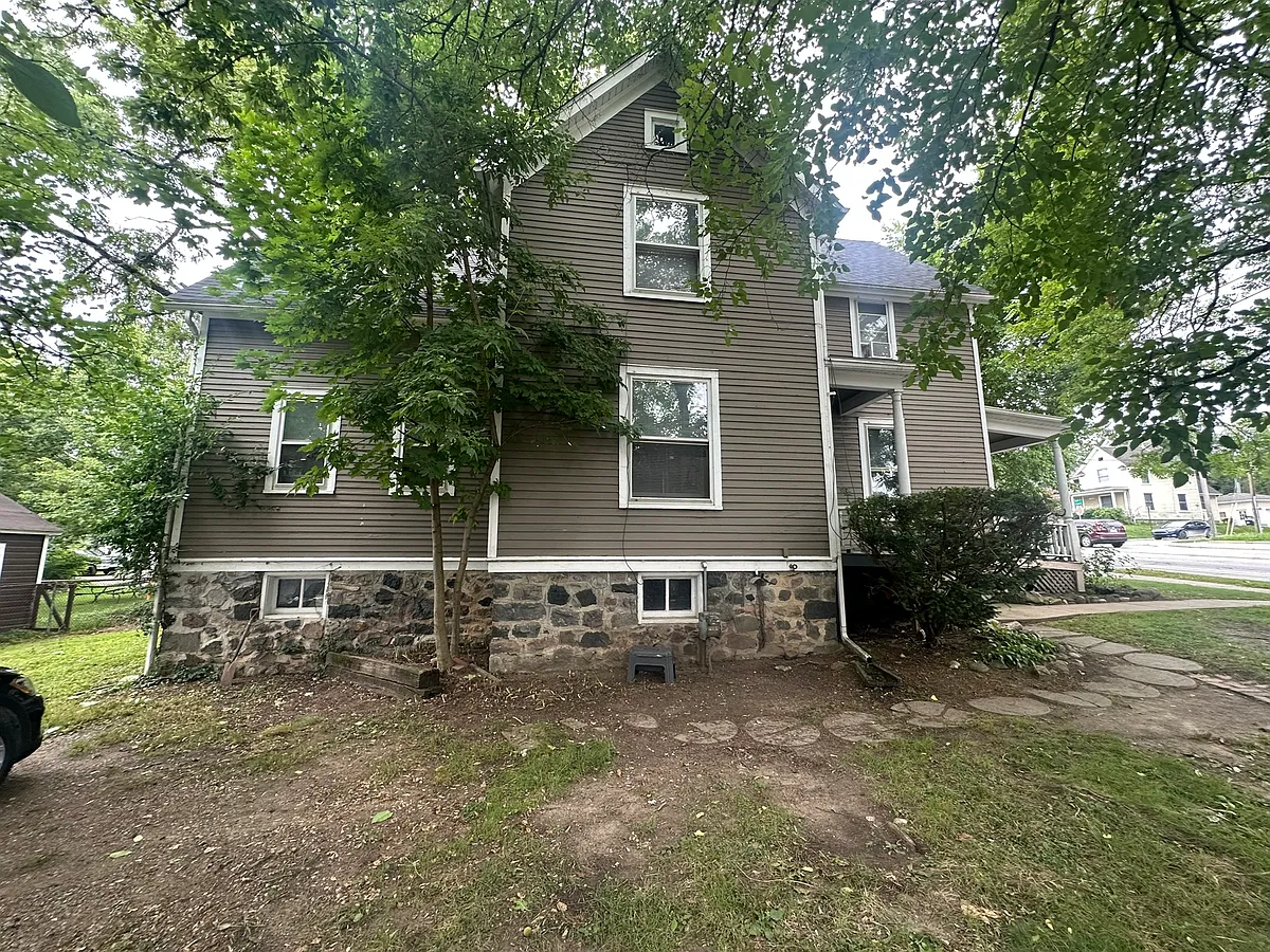 Side view - 717 S Main St