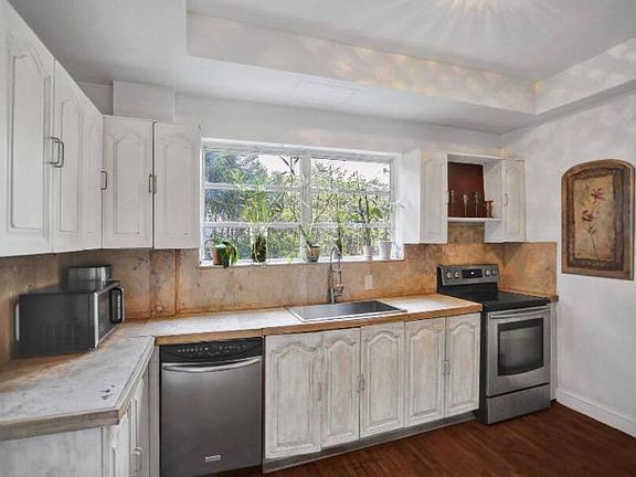 3rd image of 1107 Alhambra Cir