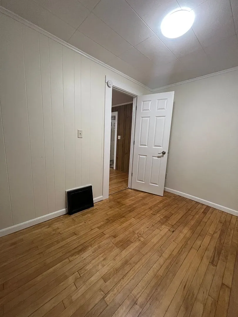4 Bedroom La Crosse Home with Garage, Fenced Yard & In-Unit Laundry — Photo 4