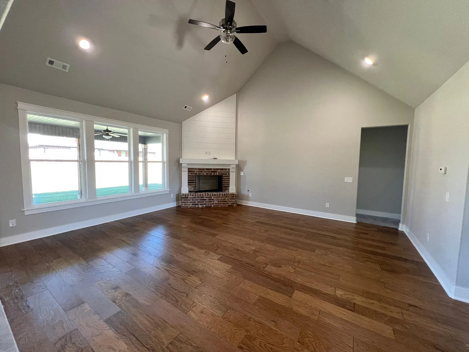 5 bed, 2518 sqft, $2,750 — Photo 2