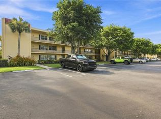 1087 Forest Lakes Dr APT 302, Naples, FL 34105