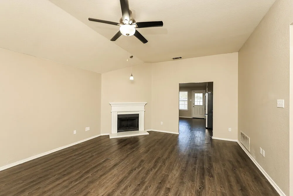 3 bed, 2.0 bath, 1402 sqft, $2,020 — Photo 4