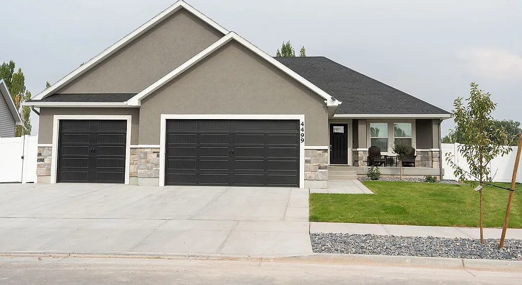 6 bed, 3397 sqft, $3,500 — Photo 1