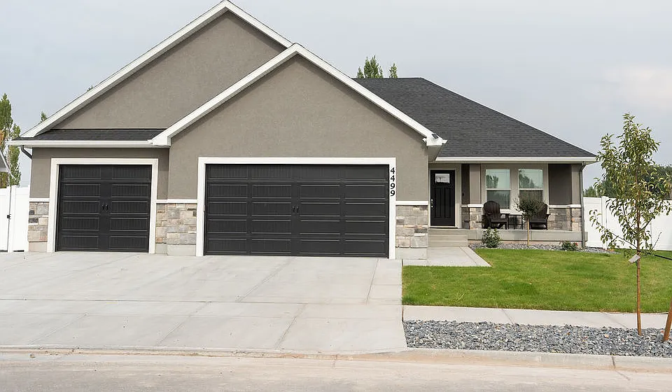 4499 Blackstone Dr