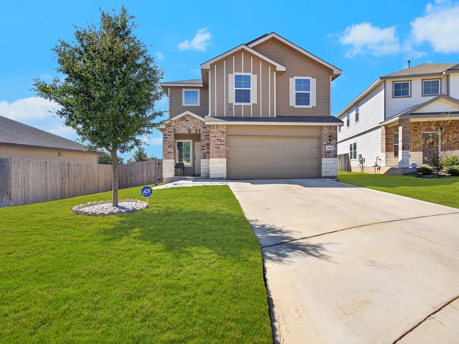 3 bed, 2.5 bath, 1696 sqft, $2,100 — Photo 2