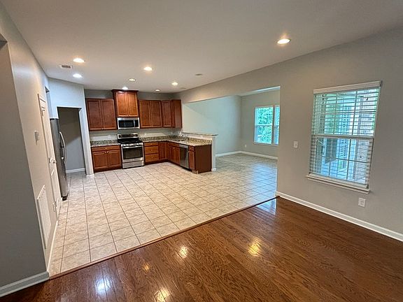 5th image of 395 Goodman Dr