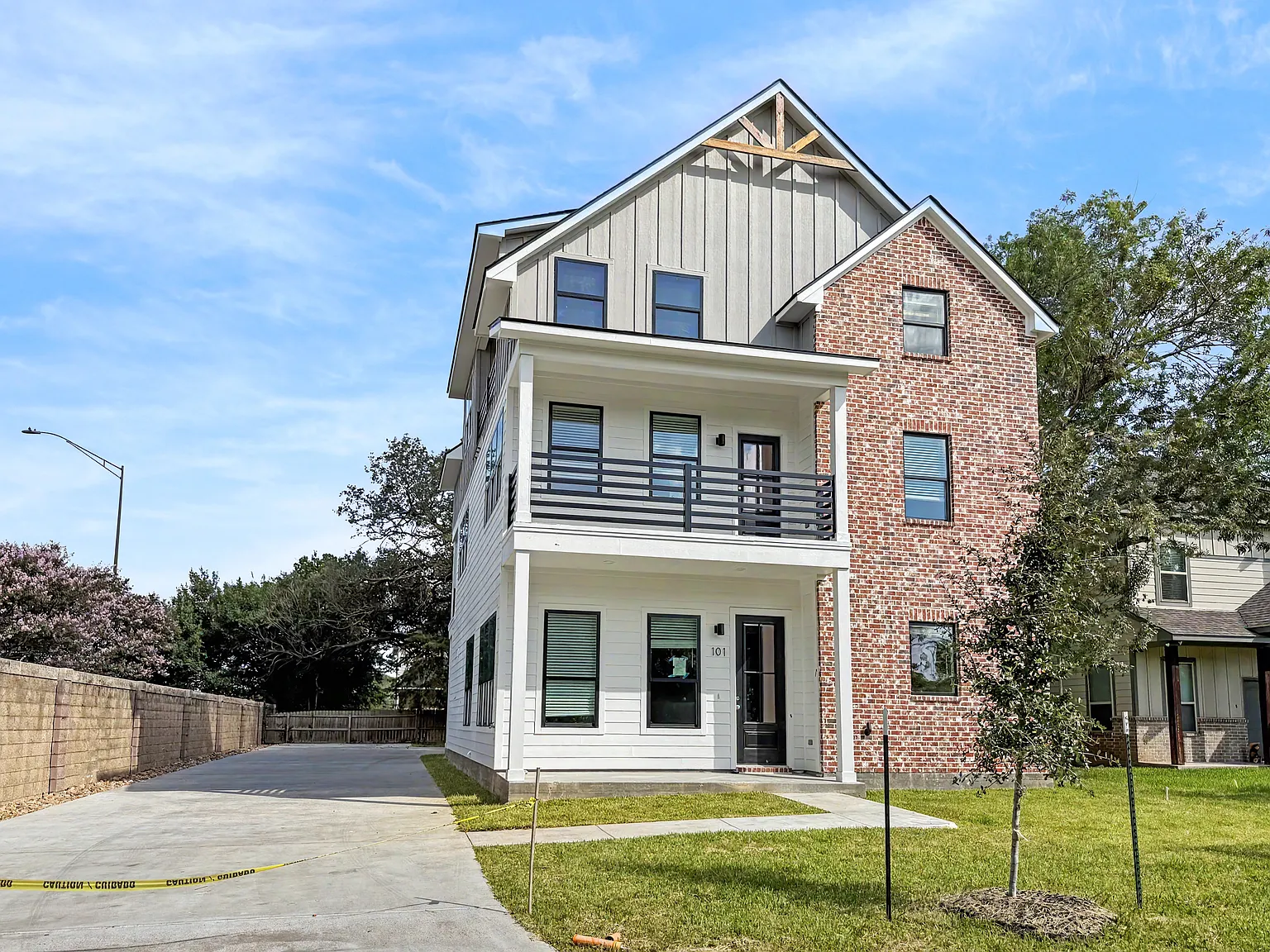 5 bed, 5.5 bath, 2845 sqft, $6,900 — Photo 2