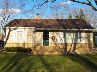 8118 N Whitney Rd, Fox Pt, WI 53217