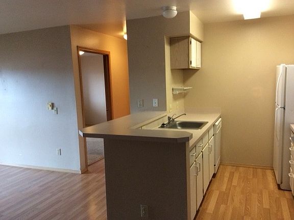4th image of 15 Malcolm St #205
