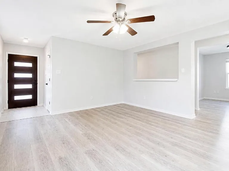 5910 Sandy Lake St — Photo 4