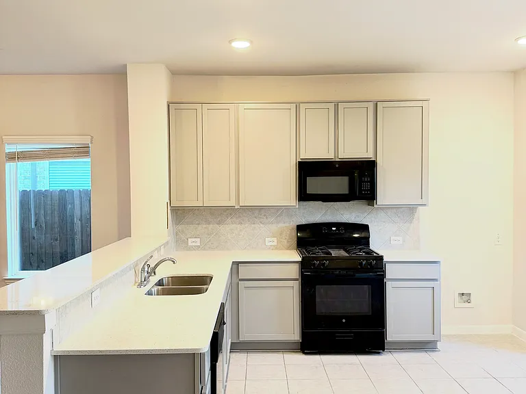 2075 Hartley Dr — Photo 3