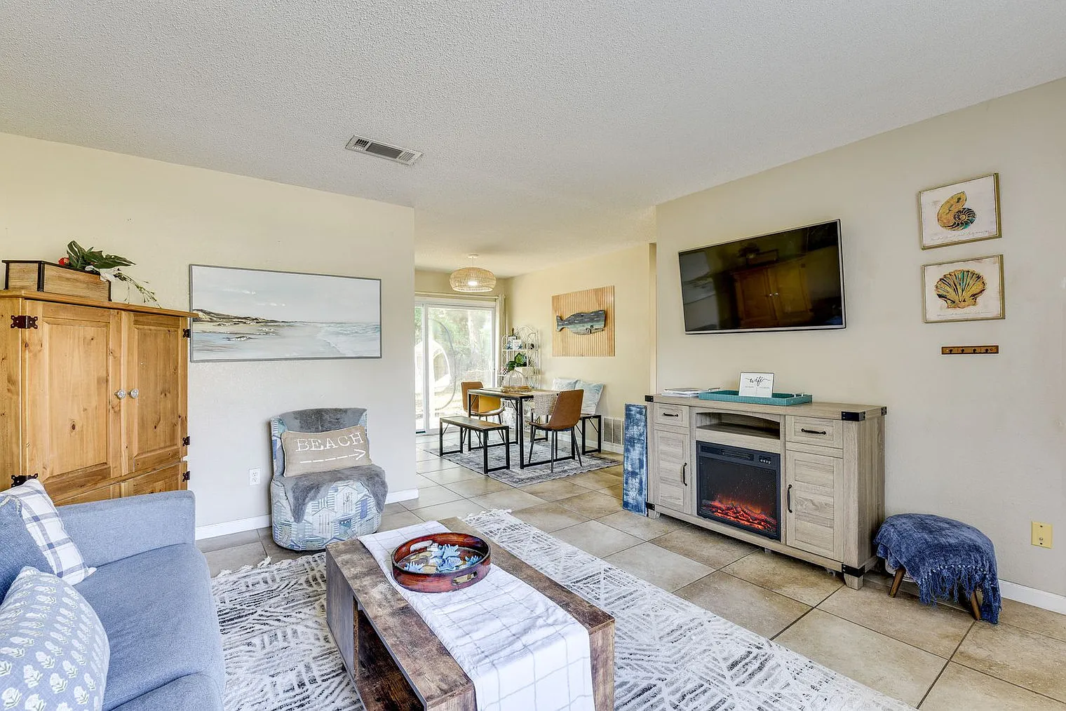 3 bed, 1.0 bath, 1097 sqft, $3,612 — Photo 3