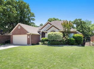 928 Park Forest Dr, Hurst, TX 76053