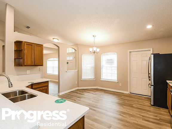 5th image of 1481 Summit Oaks Dr W