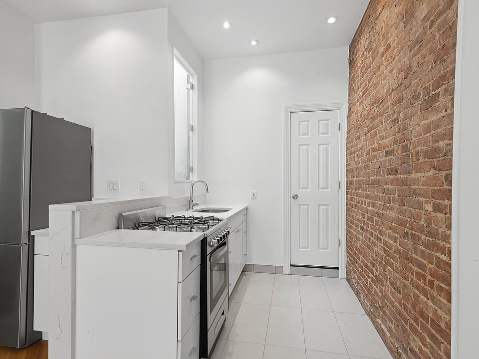 2nd image of 144 W 73rd St APT 11