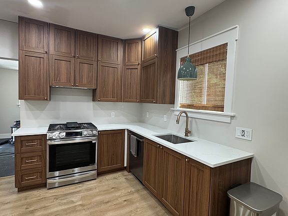 4th image of 829 Pleasant Ave