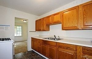 4th image of 601 N Elmwood Dr