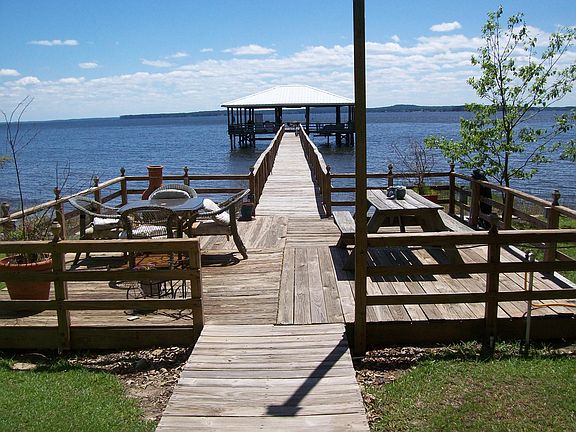 SITTING AREA/BOATHOUSE
