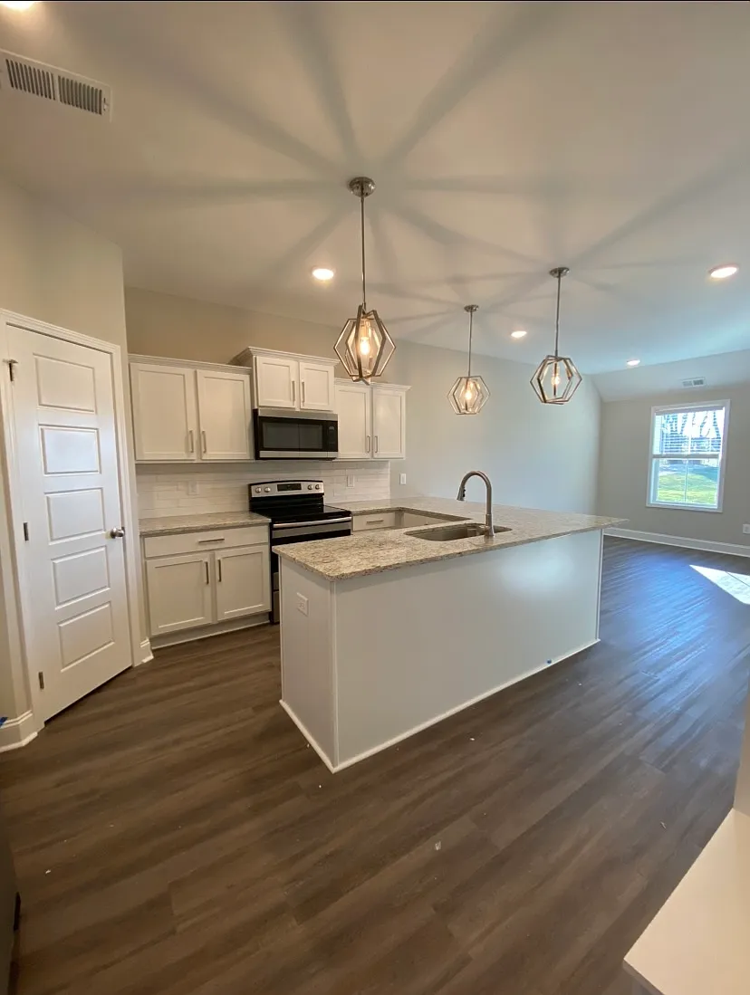 1040 Glenkirk Drive - A — Photo 3