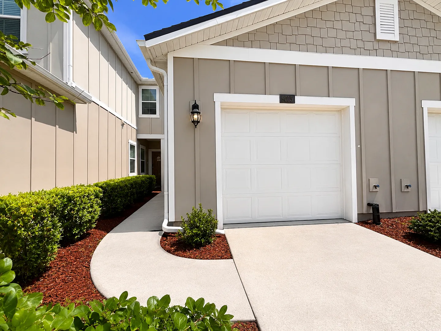 Spacious 2 Bed, 2.5 Bath Townhome with Attached Garage. Move In Ready! — Photo 2