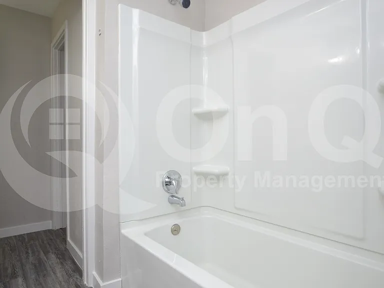 2210 W Devonshire Ave #8 — Photo 13