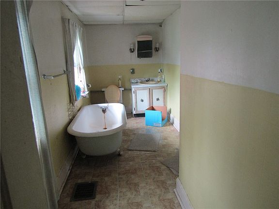 3rd image of 140 Walnut St