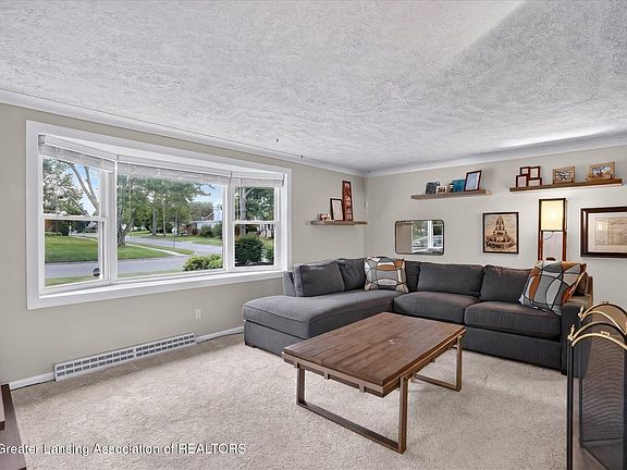 5th image of 928 Robins Rd