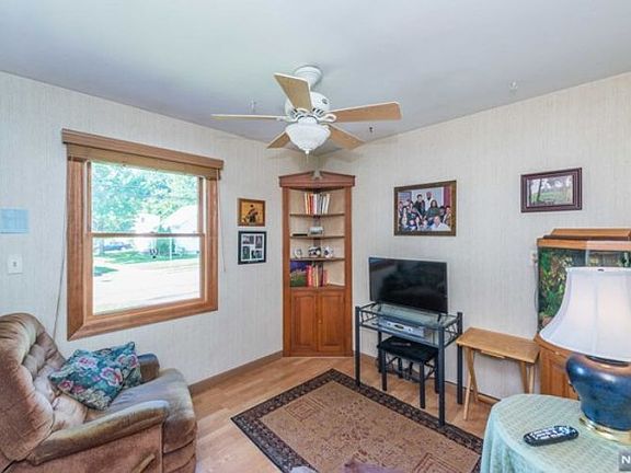 4th image of 33 Park Hill Ter
