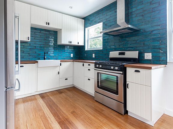 3rd image of 952 NE 123rd St