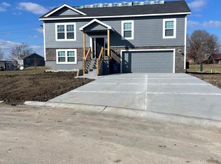 904 N Willow Ct, Tonganoxie, KS 66086