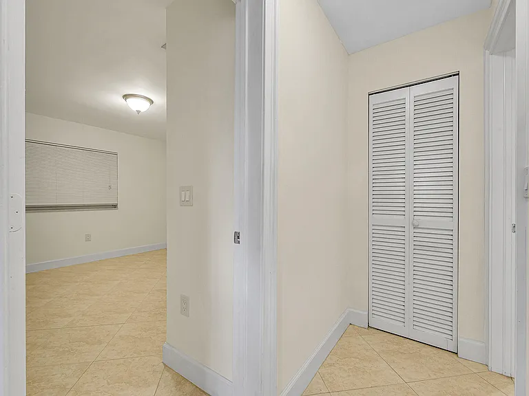 410 SW 15th St #202 — Photo 8