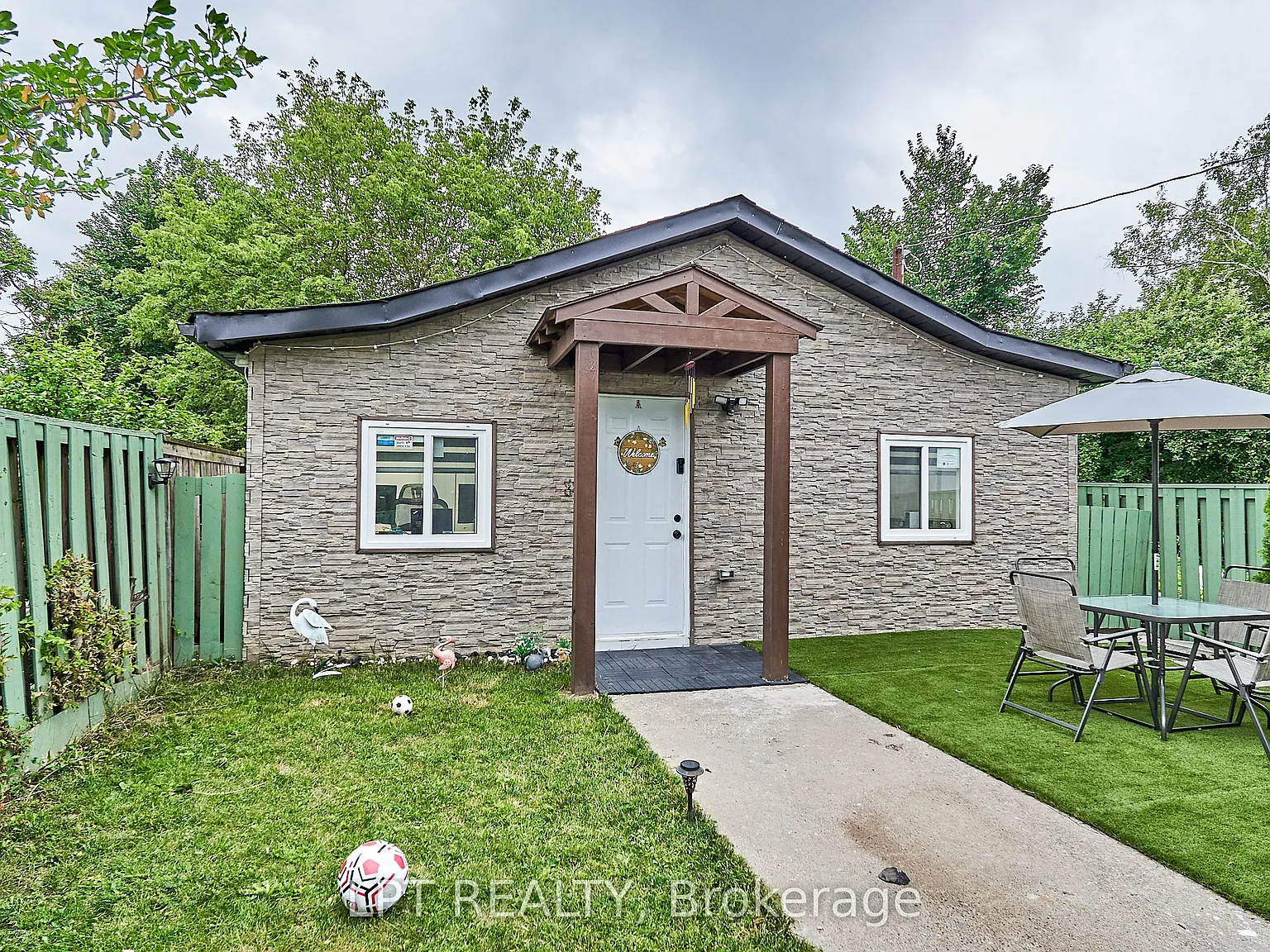 4 bed, $2,300 — Photo 1