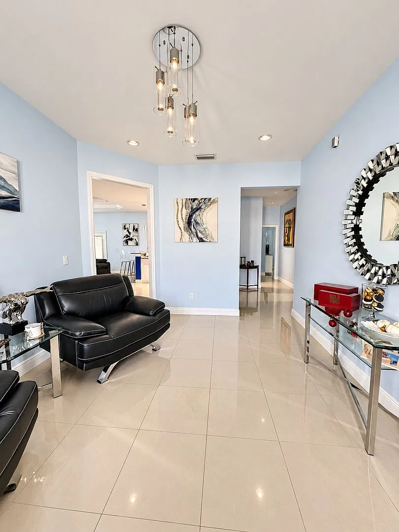 **Beautiful 3-Bedroom Home With Bonus Office, Two Full Kitchens & Spacious Covered Patio Tampa, Fl — Photo 3