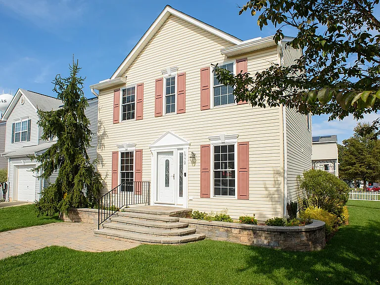 1772 Grande View Ave — Photo 3