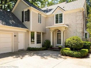 395 Lincoln Rd, Grosse Pointe, MI 48230