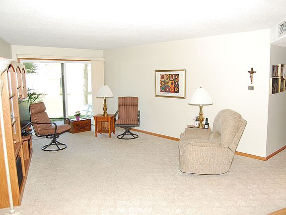 5th image of 132 Demont Ave E APT 127