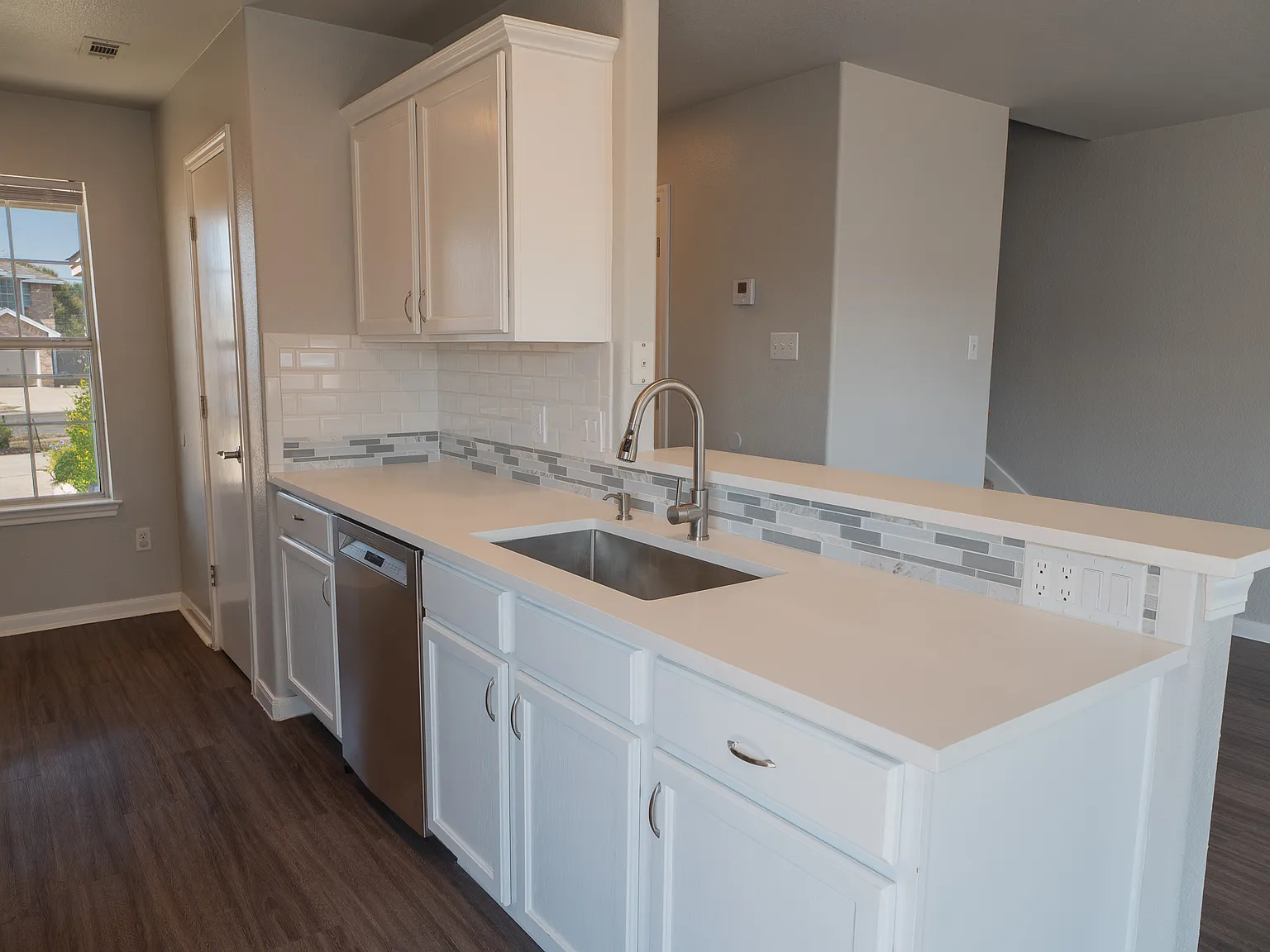 3 bed, 2.5 bath, 1290 sqft, $1,700 — Photo 2