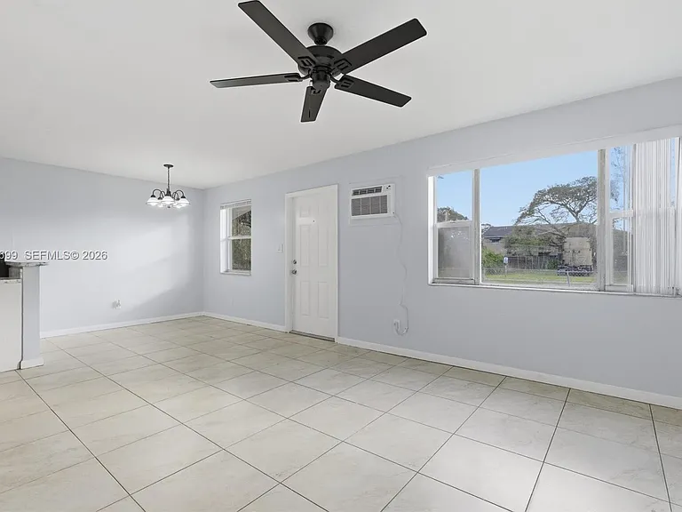533 NW 15th Way — Photo 3