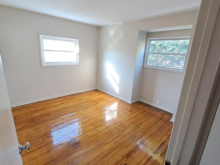 740 E Green St — Photo 10