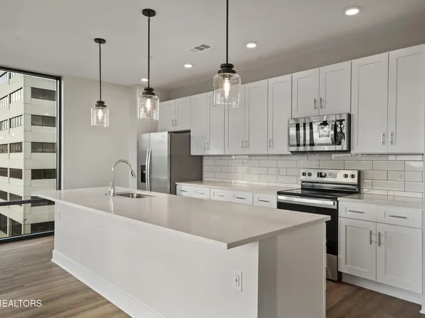327 W Summit Hill Dr #614, Knoxville, TN 37902