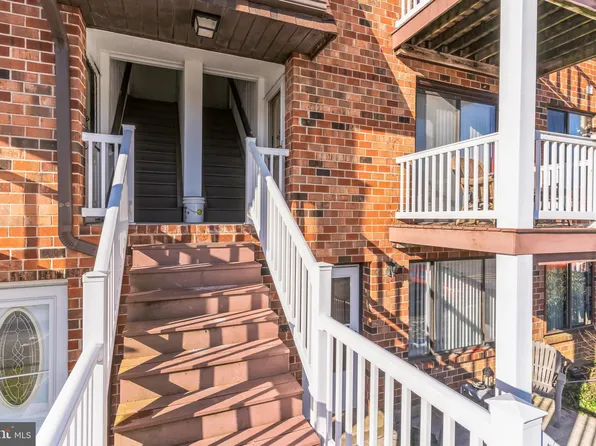 6925 Hilltop Dr, Brookhaven, PA 19015