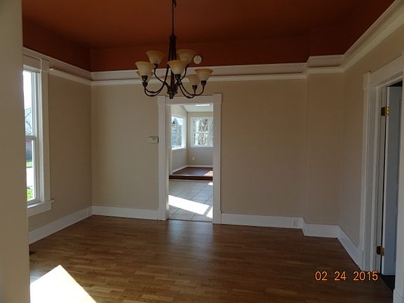 3rd image of 1002 N Ainsworth Ave