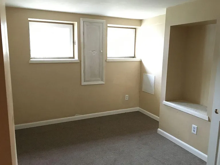 Old pic of Bedroom 4 which now has new flooring shown in next pic. This room is downstairs and closest to the bathroom - rented